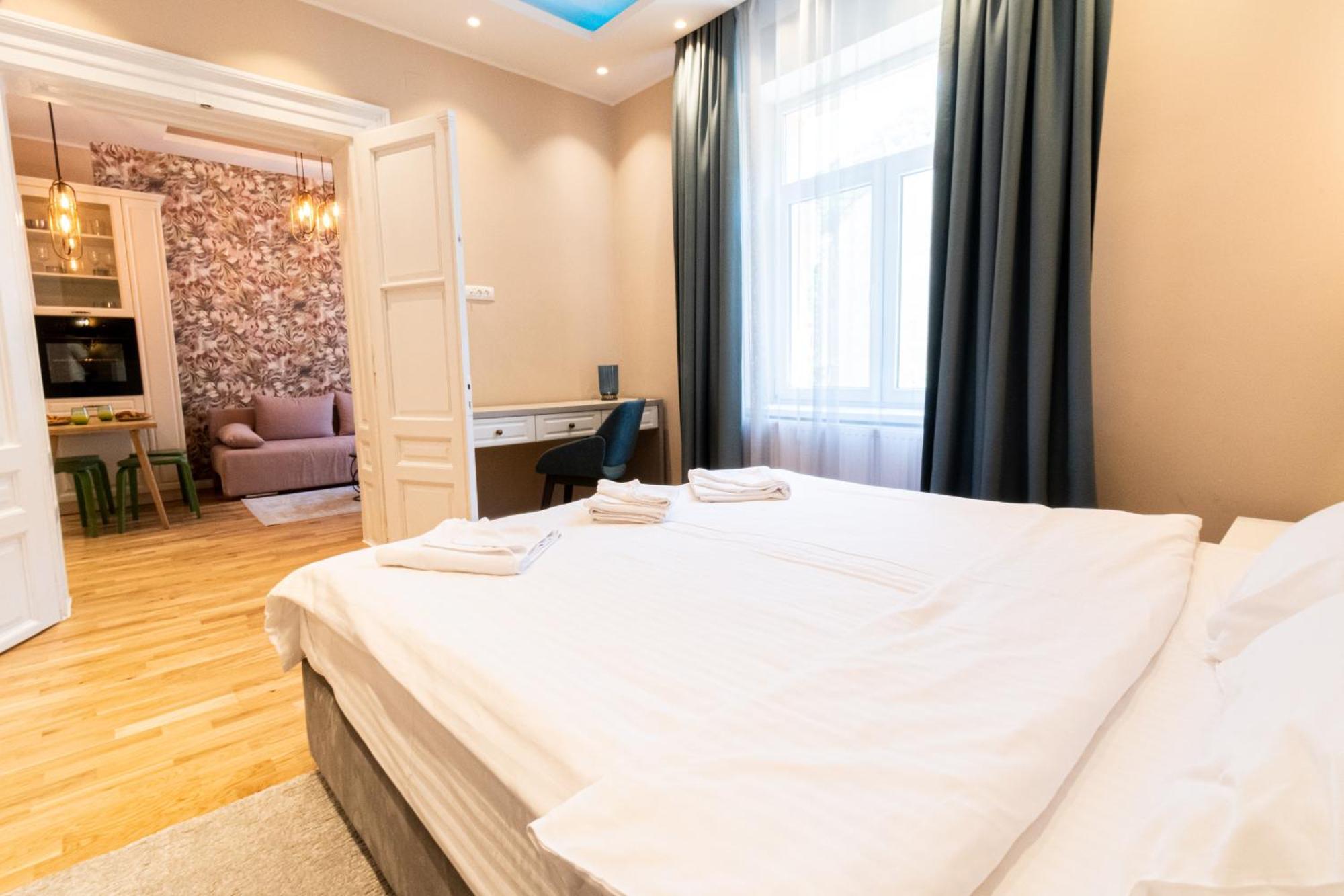 Black Gate - Quiet Studio In The Heart Of Old Town With Free Private Secured Parking Braşov Dış mekan fotoğraf