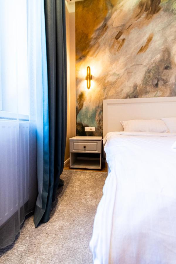 Black Gate - Quiet Studio In The Heart Of Old Town With Free Private Secured Parking Braşov Dış mekan fotoğraf